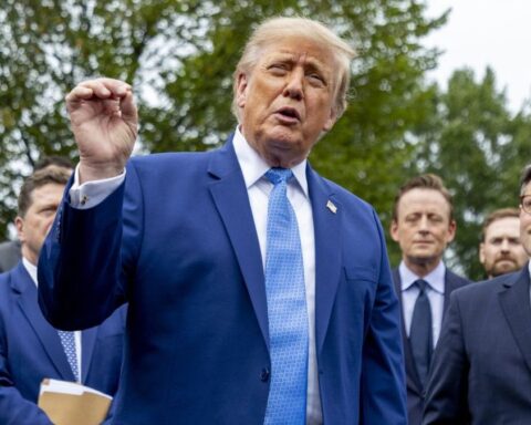 Trump impose de nouvelles restrictions sur les importations canadiennes, qualifiant le Canada de "pire pays du monde"