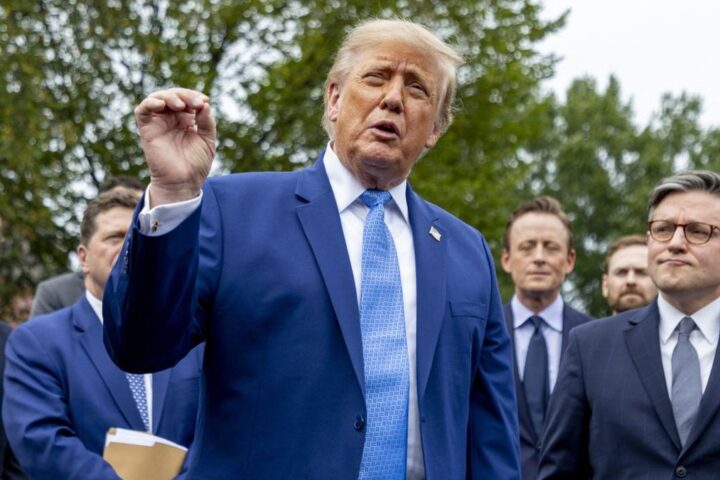 Trump impose de nouvelles restrictions sur les importations canadiennes, qualifiant le Canada de "pire pays du monde"