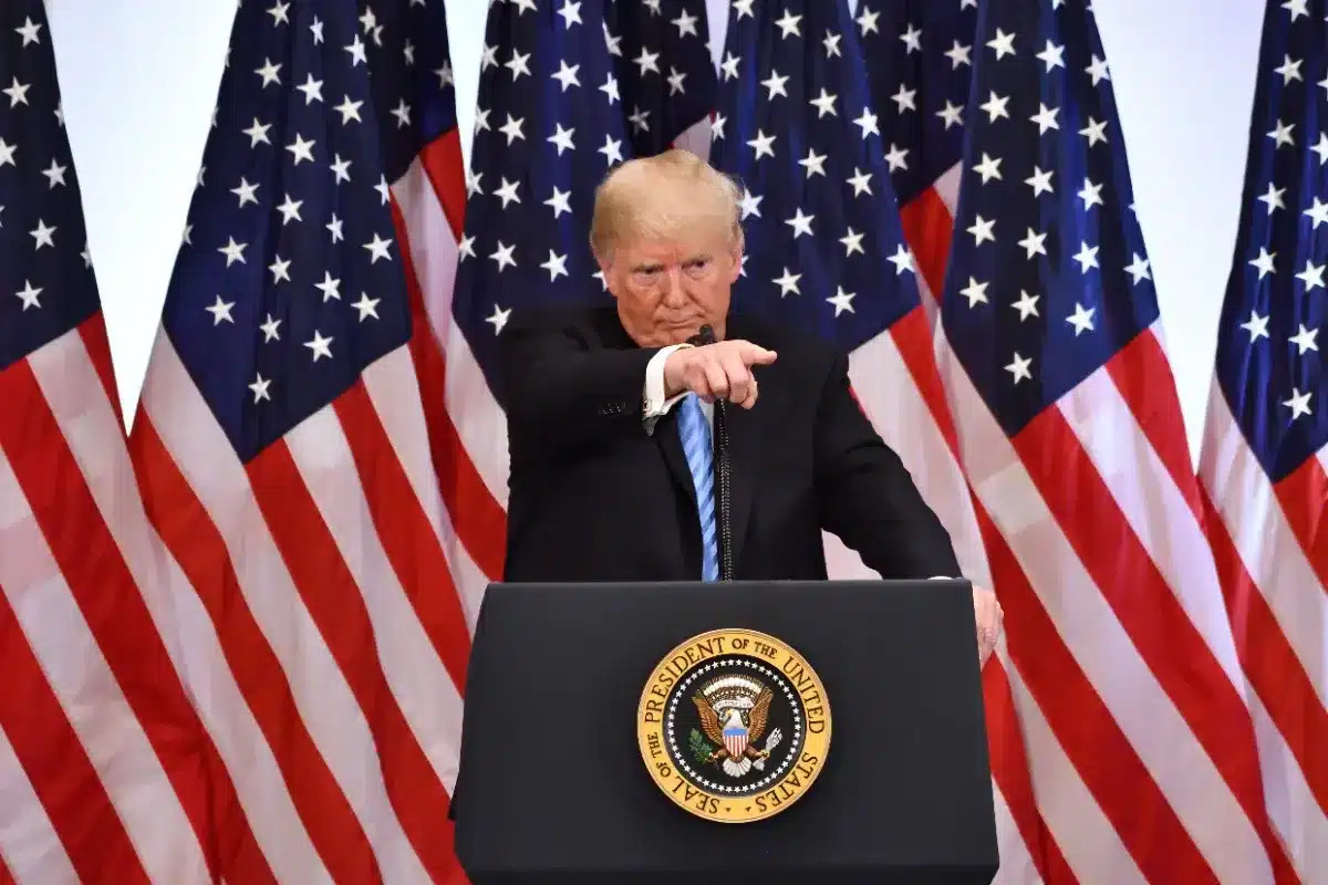 Trump publie une carte incluant le Mexique, le Canada et les Antilles françaises dans les États-Unis, suscitant des réactions immédiates.