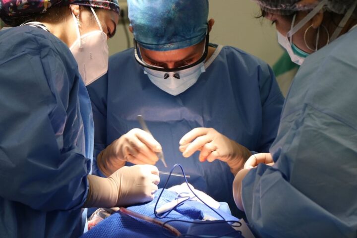 Un adolescent opéré de l'appendicite en Italie souffre de la négligence médicale pendant deux ans