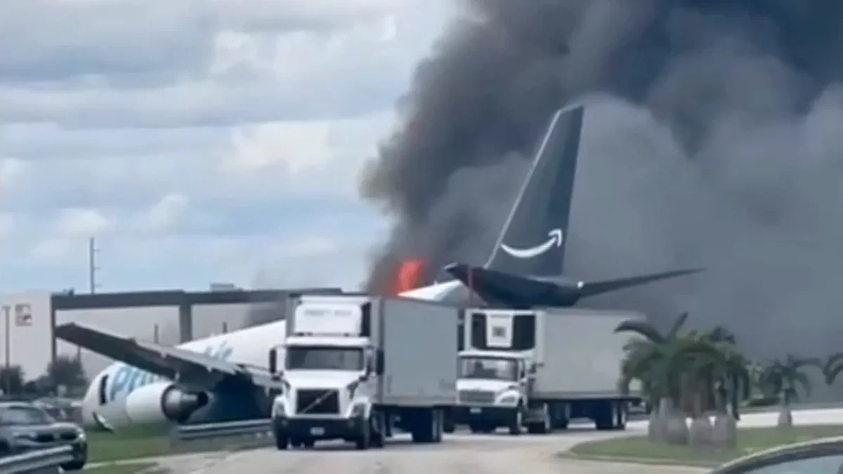 Un Boeing 767 cargo d'Amazon s'écrase près de Miami, provoquant un important incendie et bloquant la circulation