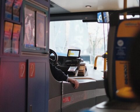 Un contrôleur de bus licencié pour absentéisme et falsification de documents en Italie