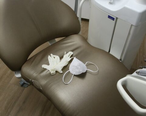 Un dentiste belge de 73 ans jugé pour agressions sexuelles sur ses patientes à Anvers