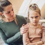 Un enfant sage à l'école mais turbulent à la maison : comprendre ce phénomène complexe