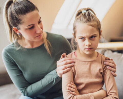 Un enfant sage à l'école mais turbulent à la maison : comprendre ce phénomène complexe