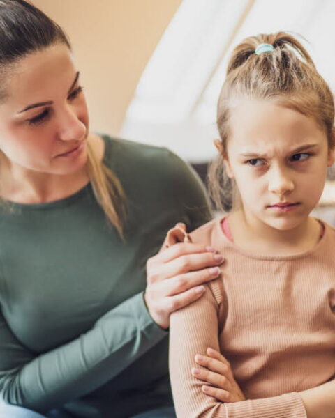 Un enfant sage à l'école mais turbulent à la maison : comprendre ce phénomène complexe