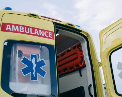 Un festivalier tombe d'un arbre sur une mère de famille au Kentucky, elle est maintenant paralysée