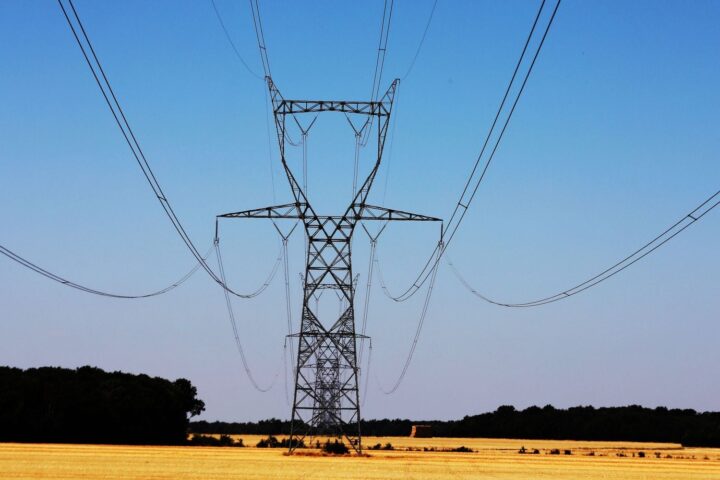 Un front inédit se forme à Arles contre le projet de ligne à très haute tension menacant la Camargue