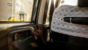 Un garçon de 5 ans meurt après avoir été oublié 2h dans une voiture à 41°C aux États-Unis, ses parents inculpés pour homicide involontaire