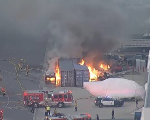 Un hélicoptère de télévision s'écrase à Los Angeles pendant la couverture d'un accident de la route