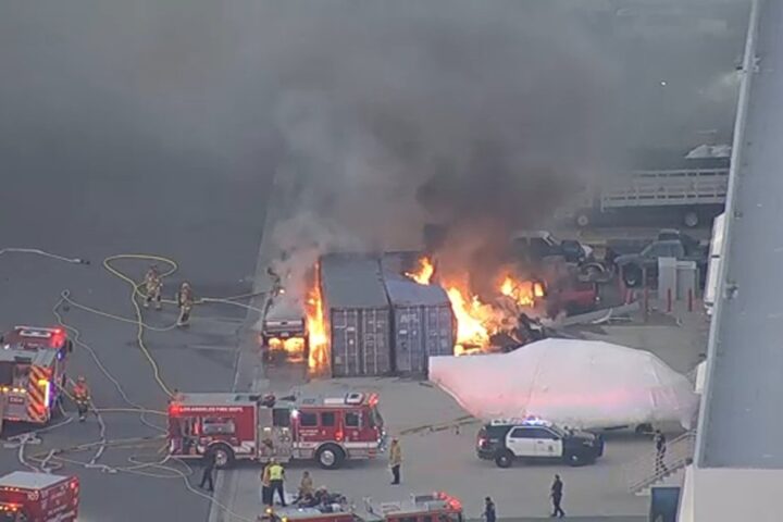 Un hélicoptère de télévision s'écrase à Los Angeles pendant la couverture d'un accident de la route
