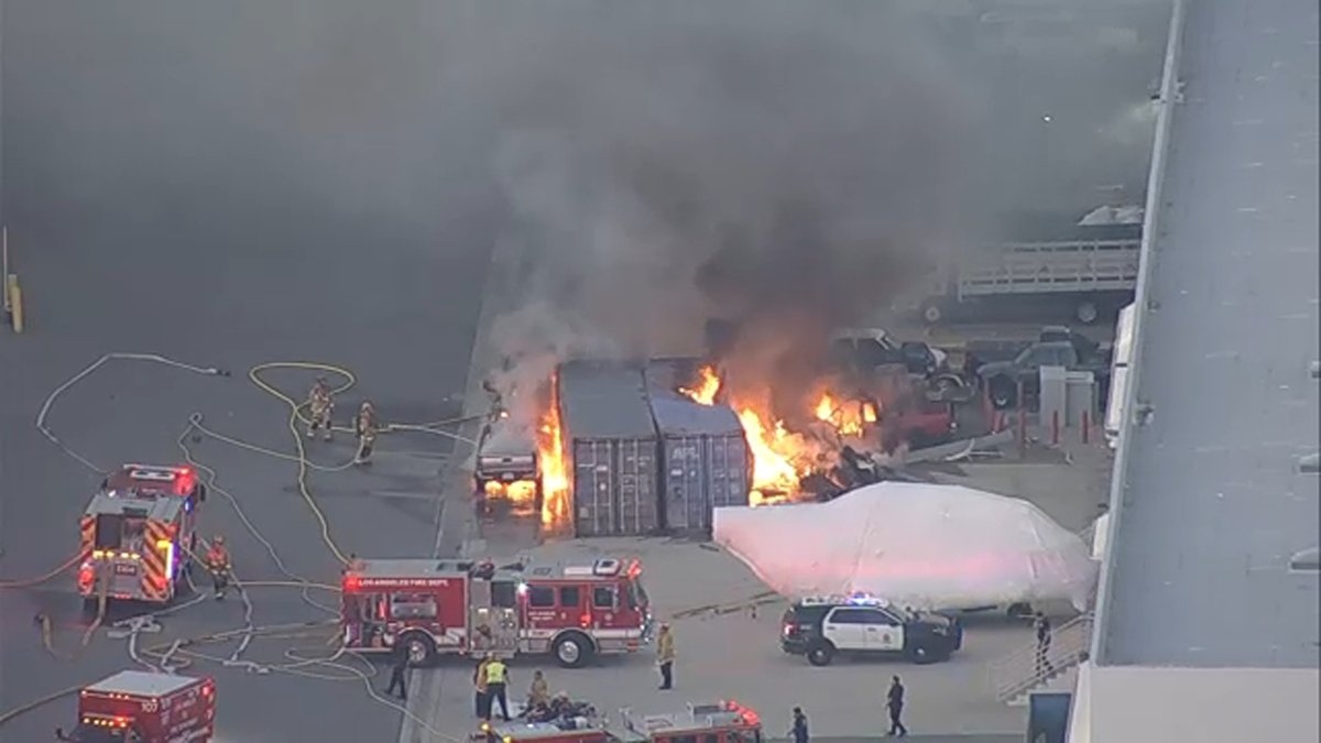 Un hélicoptère de télévision s'écrase à Los Angeles pendant la couverture d'un accident de la route