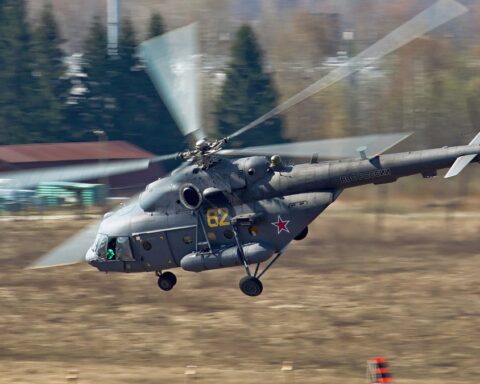 Un hélicoptère militaire russe se pose en urgence sur une autoroute en raison d'une panne de carburant