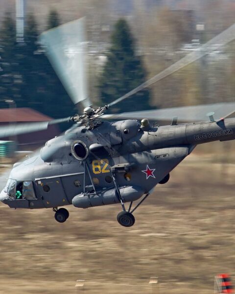 Un hélicoptère militaire russe se pose en urgence sur une autoroute en raison d'une panne de carburant