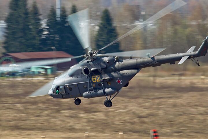 Un hélicoptère militaire russe se pose en urgence sur une autoroute en raison d'une panne de carburant