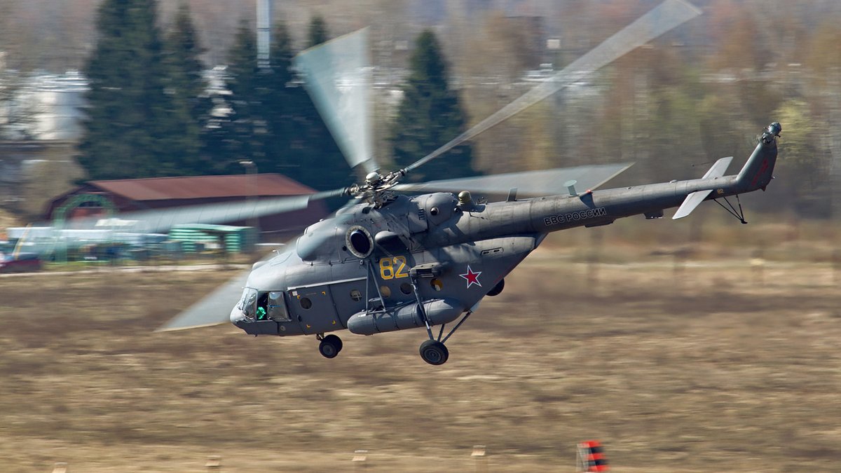 Un hélicoptère militaire russe se pose en urgence sur une autoroute en raison d'une panne de carburant