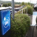 Un homme arrêté à Lyon pour avoir collé de faux QR codes sur des bornes de recharge électrique