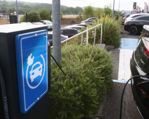 Un homme arrêté à Lyon pour avoir collé de faux QR codes sur des bornes de recharge électrique