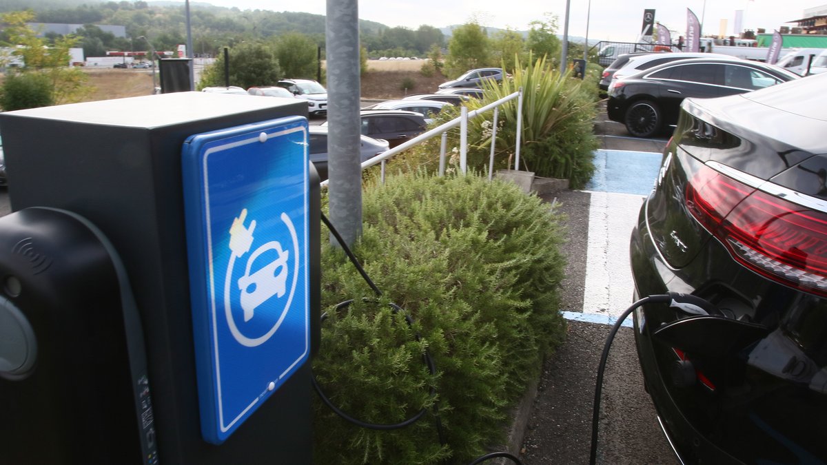 Un homme arrêté à Lyon pour avoir collé de faux QR codes sur des bornes de recharge électrique