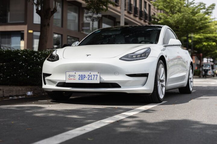 Un homme condamné en Australie pour avoir harcelé son ex-compagne en contrôlant sa Tesla à distance