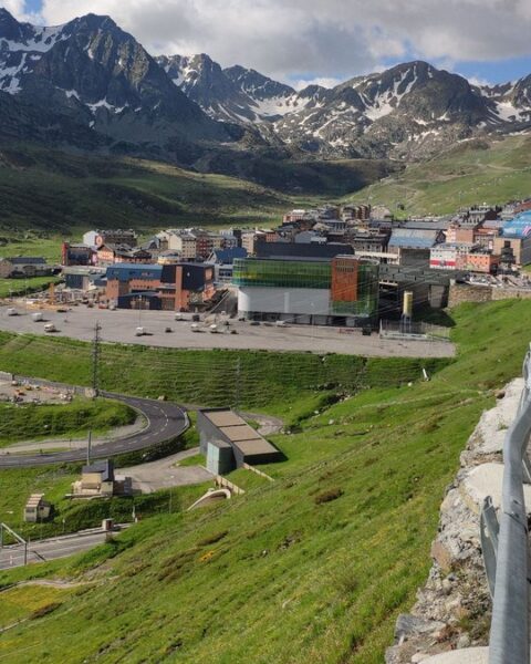 Un homme de 40 ans dort dans la rue près de la frontière franco-andorrane, les habitants se mobilisent pour l'aider