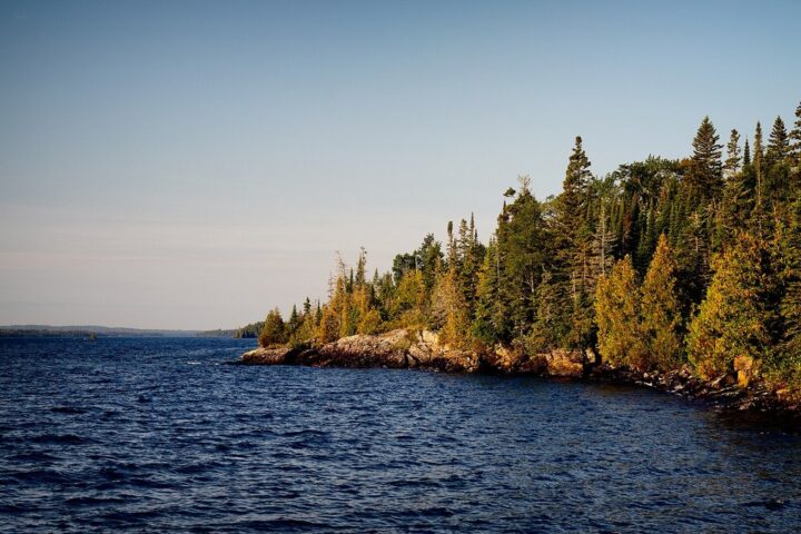 Un homme de 70 ans perdu pendant 11 jours dans le parc national d'Isle Royale aux États-Unis retrouvé par deux kayakers