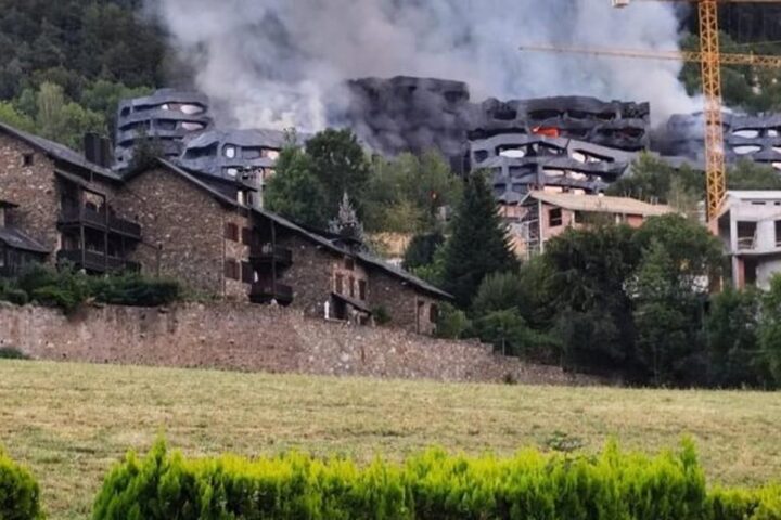 Un incendie ravage le complexe immobilier La Querola à Ordino, en Andorre