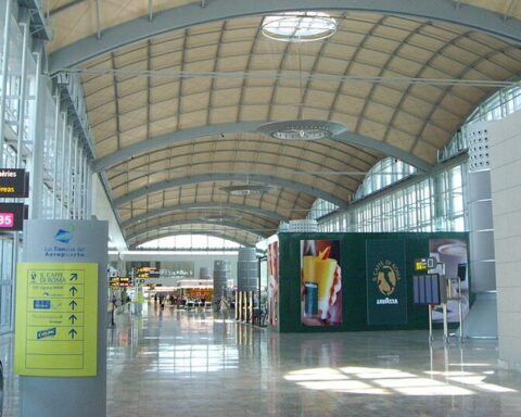 Un passager handicapé contraint de dormir sur un banc à l'aéroport d'Alicante après l'annulation de son vol par Transavia