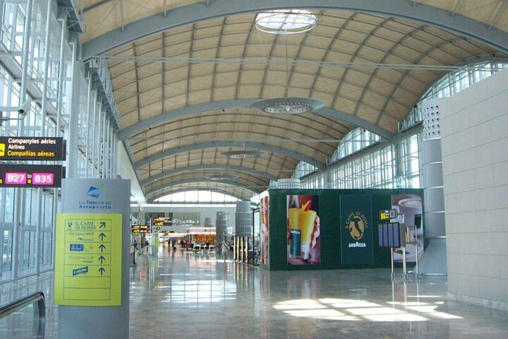 Un passager handicapé contraint de dormir sur un banc à l'aéroport d'Alicante après l'annulation de son vol par Transavia