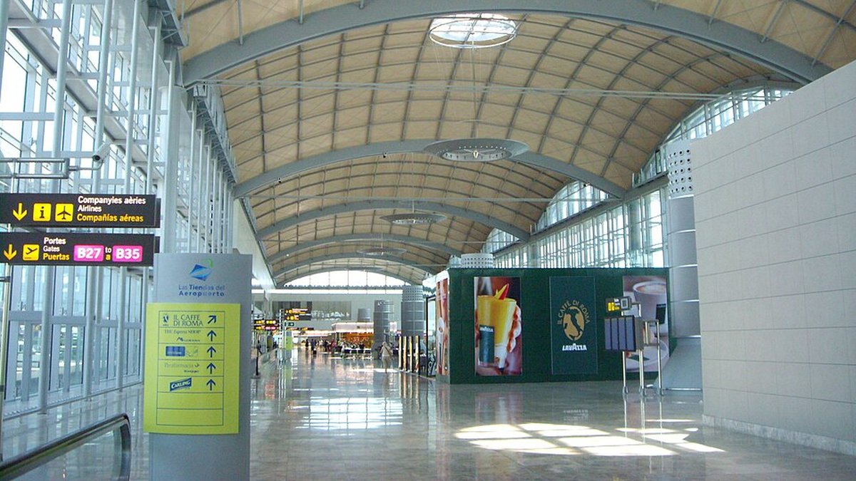 Un passager handicapé contraint de dormir sur un banc à l'aéroport d'Alicante après l'annulation de son vol par Transavia