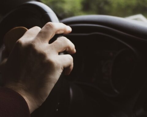 Un quinquagénaire britannique légalement aveugle conduit ivre sur 240 kilomètres en suivant les camions
