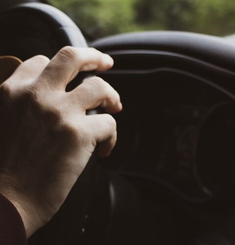 Un quinquagénaire britannique légalement aveugle conduit ivre sur 240 kilomètres en suivant les camions