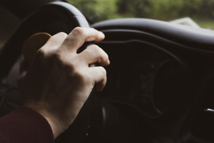 Un quinquagénaire britannique légalement aveugle conduit ivre sur 240 kilomètres en suivant les camions