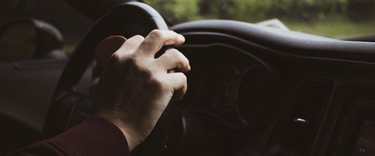 Un quinquagénaire britannique légalement aveugle conduit ivre sur 240 kilomètres en suivant les camions