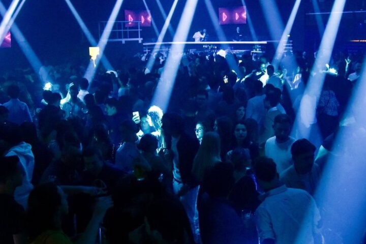 Un salarié allemand en arrêt maladie surpris en soirée dans une discothèque par son patron