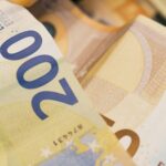 Un sans-abri distribue 4 390 euros trouvés dans une mallette à Belluno avant l'intervention de la police