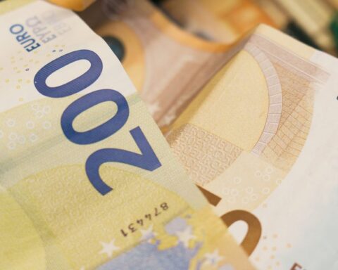 Un sans-abri distribue 4 390 euros trouvés dans une mallette à Belluno avant l'intervention de la police