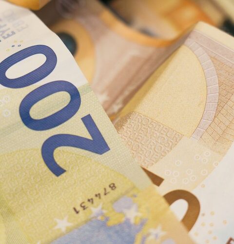 Un sans-abri distribue 4 390 euros trouvés dans une mallette à Belluno avant l'intervention de la police