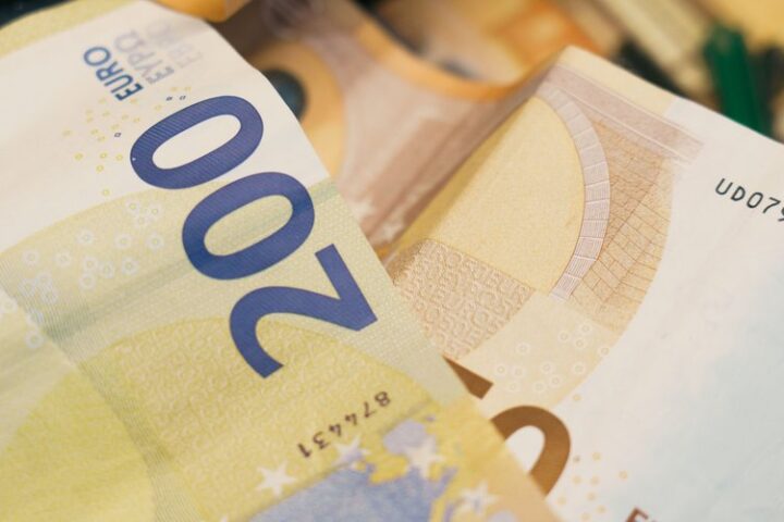 Un sans-abri distribue 4 390 euros trouvés dans une mallette à Belluno avant l'intervention de la police