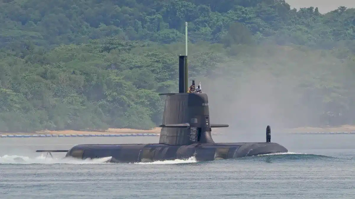 Un sous-marin diesel australien de 850 millions de dollars parvient à « couler » un porte-avions nucléaire américain de 5,5 milliards de dollars en contournant ses défenses.