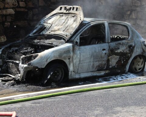 Une Britannique découvre des ossements dans la voiture de ses parents décédés lors des incendies en Espagne