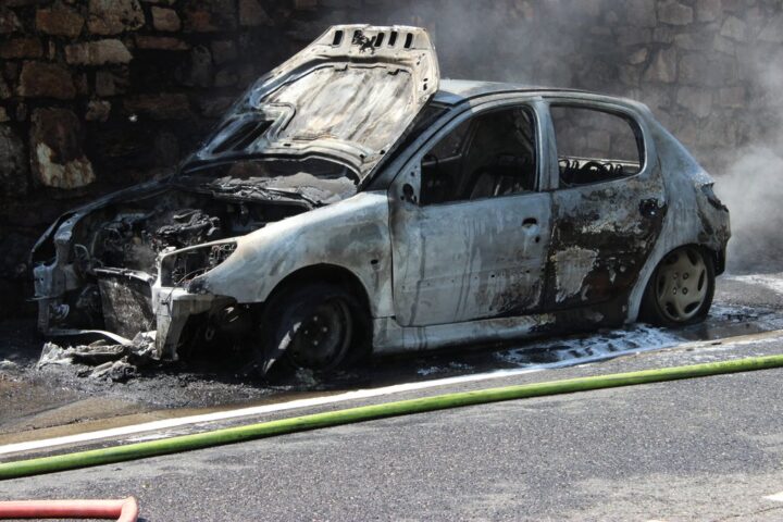 Une Britannique découvre des ossements dans la voiture de ses parents décédés lors des incendies en Espagne