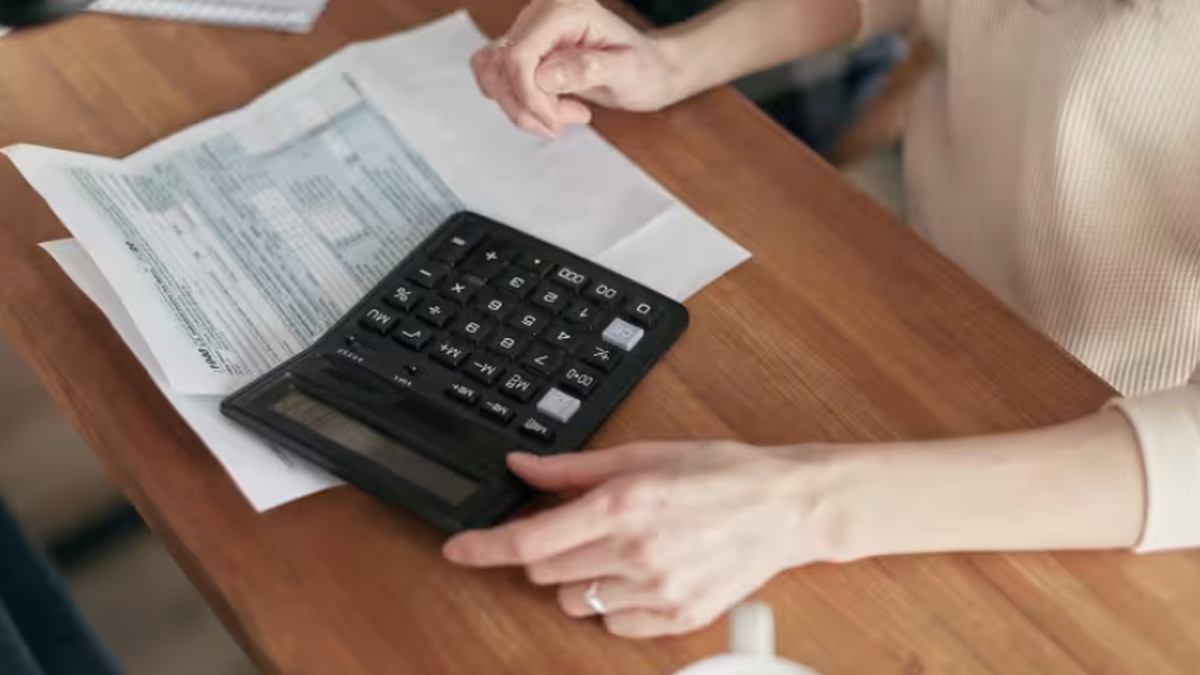 Une jeune femme conteste une facture d’électricité de 10 837 euros et se retrouve devant le juge à Alost