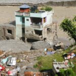 Une maison verte au Népal résiste à une crue meurtrière, symbolisant l'importance de la construction durable