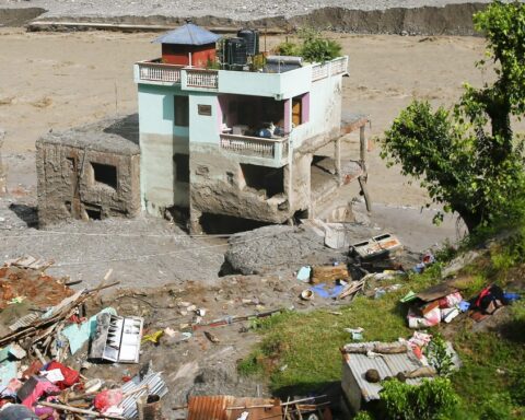 Une maison verte au Népal résiste à une crue meurtrière, symbolisant l'importance de la construction durable