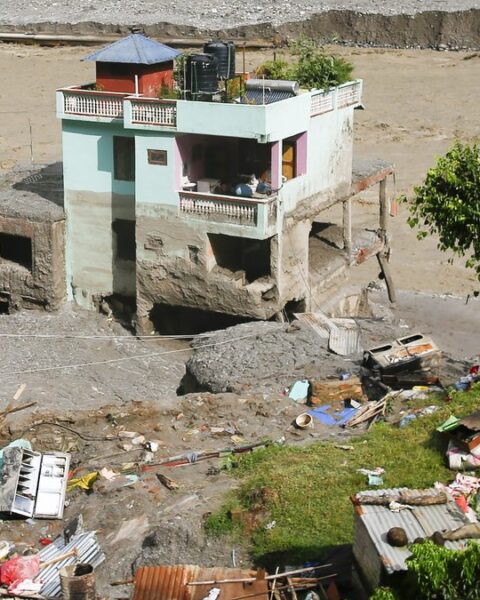 Une maison verte au Népal résiste à une crue meurtrière, symbolisant l'importance de la construction durable