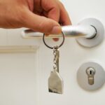 Une mère de famille vit un cauchemar après qu'un locataire ait refusé de quitter sa maison au Surrey