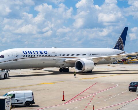 Une passagère de United Airlines dénoncée par le personnel après avoir signalé un voisin se masturbant en plein vol