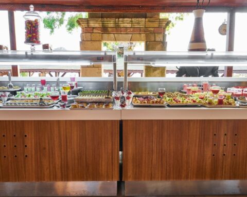 Une serveuse condamnée à un an de prison pour avoir contaminé un buffet avec de l'eau de Javel