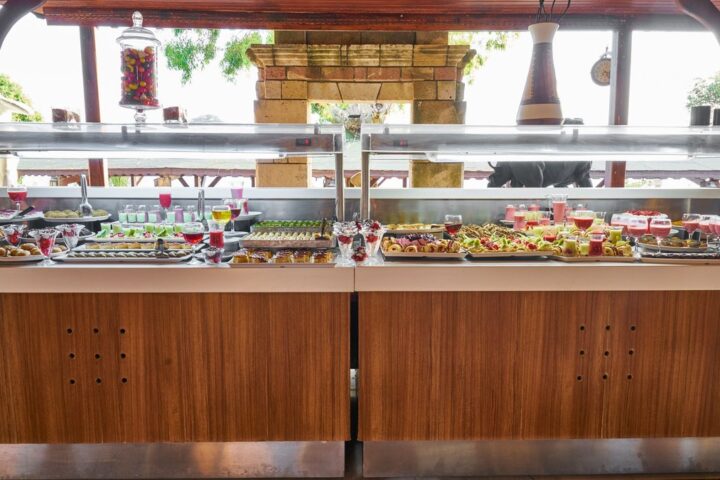 Une serveuse condamnée à un an de prison pour avoir contaminé un buffet avec de l'eau de Javel